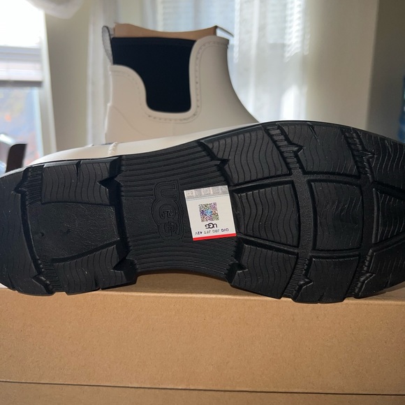 UGG women Droplet boots size 9 new box damage and light spots at the boots.. - Picture 2 of 15